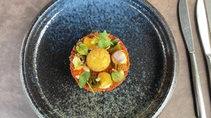 Gehacktes vom Almochsen mit Gemüse, Senf, Mayo, Holzhackerbrot und „Dotter vom mit 64 Grad gekochtem Ei“.