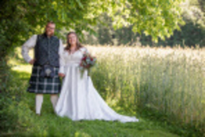 Lisa und Thomas Prem aus Anger sind seit 2017 ein Paar und heirateten im gemeinsamen Wohnort. Die Hochzeit stand unter dem Motto: „ Ein Ring sich zu binden – auf ins Fantasieland zu einer (un)erwarteten Reise.“