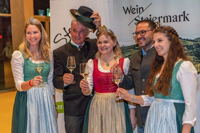 Weinkönigin Sophie (Mitte), Hoheiten Katrin und Marlene mit Werner Luttenberger und Stefan Potzinger