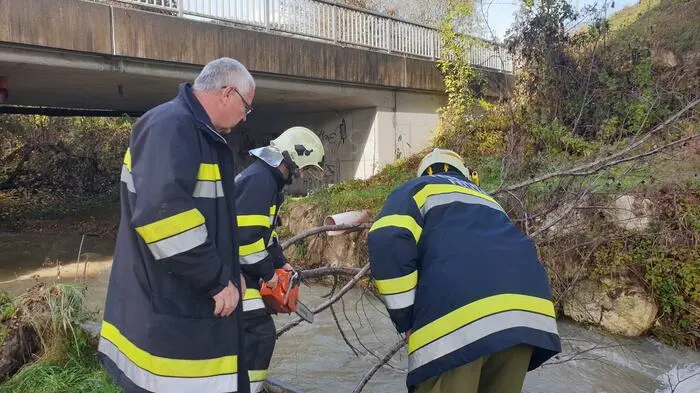 Die Helfer stehen im Dauereinsatz, wie hier in Fellach.