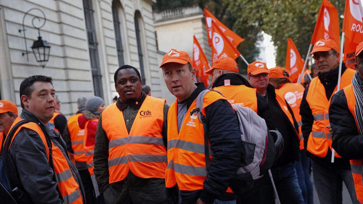 Lkw-Fahrer versammeln sich vor dem Arbeitsministerium in Wien. 