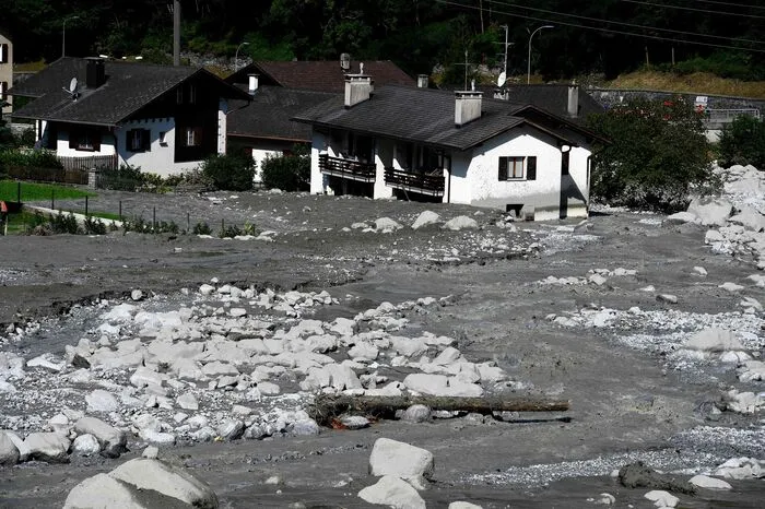 Geologen sagten, wie der Hüttenwart schon Mitte August berichtete, einen größeren Erdrutsch von rund zwei bis drei Millionen Kubikmeter voraus. In dem Gebiet wurden Tafeln mit Warnungen in vier Sprachen aufgestellt.  