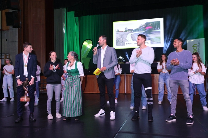 Die Sportlerehrung findet in regelmäßigem Abstand statt, berücksichtigt wurden diesmal Erfolge der letzten drei Jahre.  Mit Kickboxerin Rebecca Hödl und Special Olympics-Athlet Dominik Maier waren auch die amtierenden Sportler des Jahres vertreten.