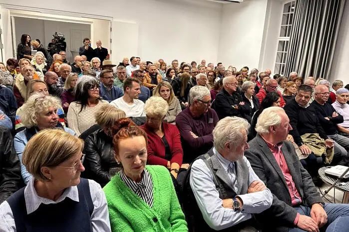 ... nahm der „Rock Professor“ auch das Publikum in der ausverkauften Fürstenfelder Schlossbastei mit auf eine spannende Zeitreise.