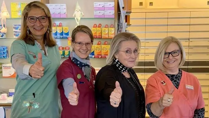 Ilse Gruber (ganz links) und ein Teil des Teams der Apotheke zum Heiligen Schutzengel