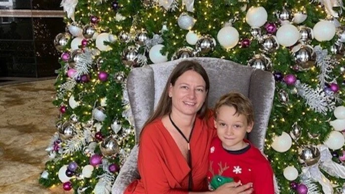 Stephanie Jakobitsch, die ursprünglich aus Wernberg stammt, schickt heuer folgende Weihnachtsgrüße aus Bangkok: "An die liebe Familie in Kärnten! Wir schicken Euch ganz liebe, heiße Weihnachtsgrüße aus Bangkok. Leider können wir heuer nicht gemeinsam feiern aber wir denken an Euch. Wir wünschen Omi und Opi, Onkel Christian, Larissa und Manuel in Wernberg und Papa, Jakob, Ella, Theresa, Oma und Opa in Seeboden Frohe Weihnachten! Julian und Mama"