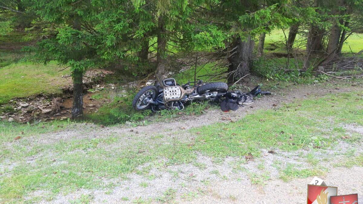 Das Motorrad wurde gegen einen Baum geschleudert