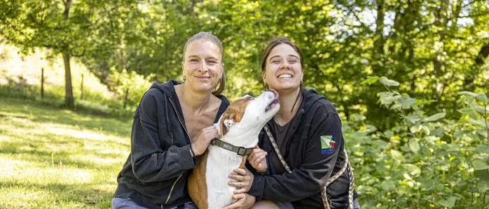 Tierpflegerinnen mit American Staffordshire Terrier | Loki verteilt Bussis an seine Tierpflegerinnen Laura (links) und Stella