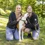 Tierpflegerinnen mit American Staffordshire Terrier | Loki verteilt Bussis an seine Tierpflegerinnen Laura (links) und Stella