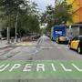 Eine Einfahrt zum Superilla (Superblock) Poblenou im Stadtteil Eixample von Barcelona