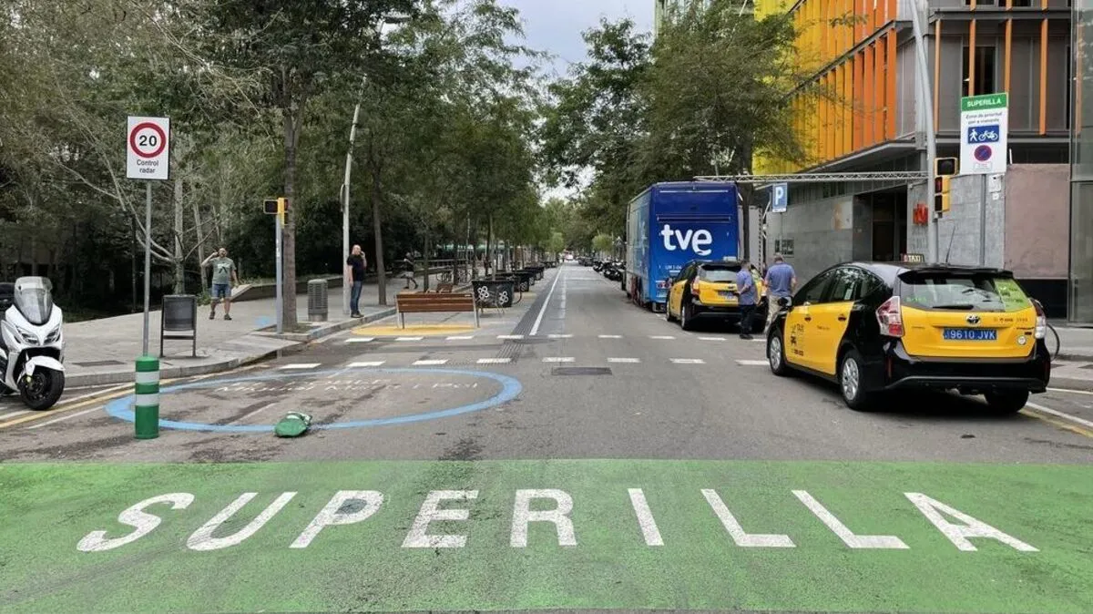 Eine Einfahrt zum Superilla (Superblock) Poblenou im Stadtteil Eixample von Barcelona