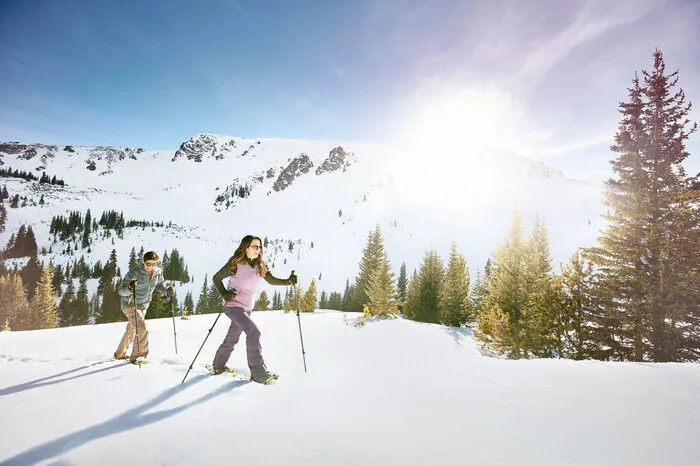 Wer lieber selber durch den tiefen Schnee stapft, sollte sich die Schneeschuhe unterschnallen. Daneben bietet die Ranch Langlauf, Schneemobiltouren, Eishockey und vieles mehr. Wer in einer der zahlreichen idyllischen Cabins der Ranch übernachtet und sich von hier auf die Piste begeben will, nimmt einfach den kostenlosen Shuttle ins nahegelegene Winter Park Resort.