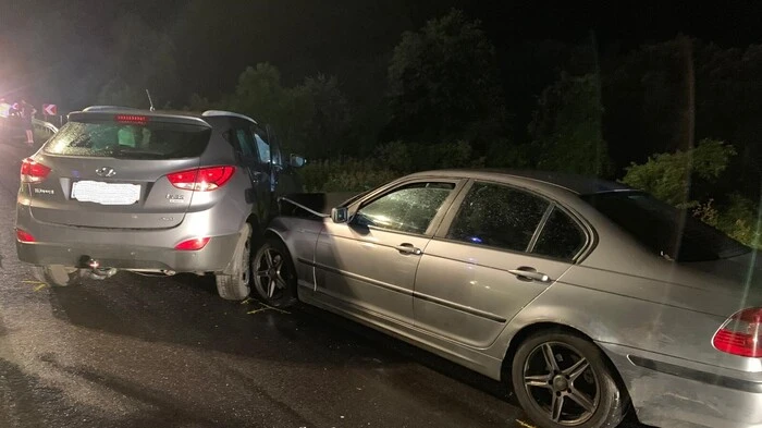 18 Einsatzkräfte der Feuerwehr Fresing-Kitzeck und 25 Einsatzkräfte der Feuerwehr Pistorf rückten am Sonntagabend zu einem Verkehrsunfall aus.