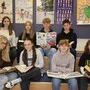 Schüler sitzen mit Büchern nebeneinander | Einige „handyfreien“ Mittelschüler aus Bad St. Leonhard