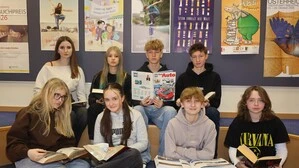 Schüler sitzen mit Büchern nebeneinander | Einige „handyfreien“ Mittelschüler aus Bad St. Leonhard