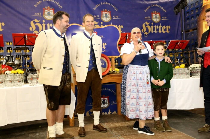 ... zeigten sich die Hirter Geschäftsführer Niki Riegler und Klaus Möller sowie Hirter Lady Astrid Matchett-Krenn (von links). 