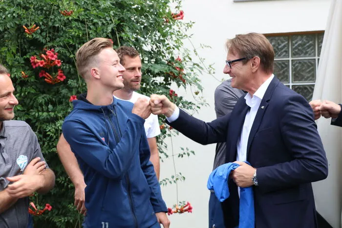 Auch Bürgermeister Marcus Martschitsch gratulierte dem Team. Hier mit Mittelfeldspieler Lukas Gabbichler.