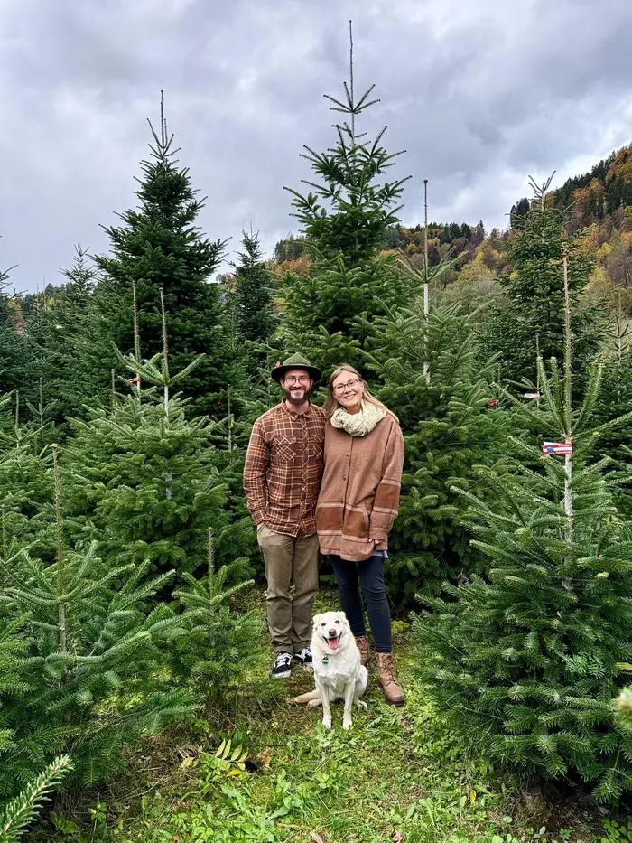 Christina Madritsch mit ihrem Partner Markus Deschmann und Hündin Bonnie im Christbaumland