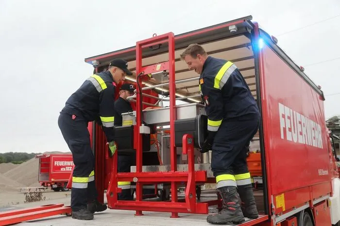 Großteils bestehen die Tätigkeiten der Knittelfelder Einheiten darin, Sandsäcke zu füllen und diese zu den verschiedensten Einsatzadressen zu transportieren, schilderte der KHD Kommandant der KHD 49, Abschnittsbrandinspektor Andreas Hopf.