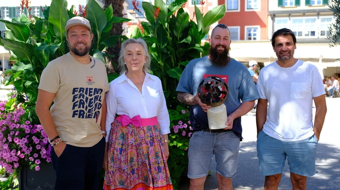 Die Organisatoren Niki und Sandra Grissmann, Bildhauer Gerhard Leitner und Rennleiter Thomas Zimmermann stehen auf dem Lienzer Hauptplatz