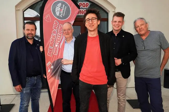Begrüßt wurde Alexander Hechtl vom Initiator des „Pop-Up-Museum“ Fritz Ohnewein, Kulturreferent Gregor Sommer und Markus Jahn vom Stadtmarketing.