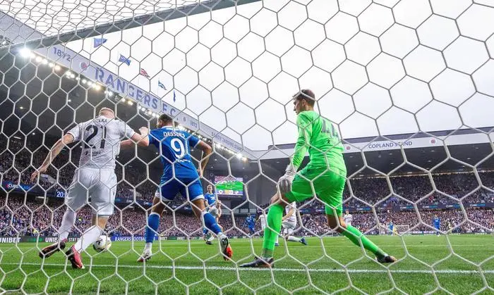 Cyriel Dessers of Rangers battles for the ball with Vaclav Jemelka of FC Viktoria Plzen as FC Viktoria Plzen goalkeeper Florian Wiegele looks on during the Champions League third qualifying round first leg match at Ibrox Stadium, Glasgow. Rangers v Viktoria Plzen - UEFA Champions League - Third Qualifying Round First Leg - Ibrox Stadium, Glasgow, Lanarkshire, Scotland, UK - 05 Aug 2025Glasgow Ibrox Lanarkshire United Kingdom PUBLICATIONxINxGERxSUIxAUTxHUNxGRExMLTxCYPxROUxBULxUAExKSAxCHNxDENxINDxITAxPORxESPxSWExTURxMEXxCOLxVENxPERxECUxBRAxARGxCHIxURUxPARxPANxONLY Copyright: xO Rourke/RangersxFC/Shutterstockx 15428761bw