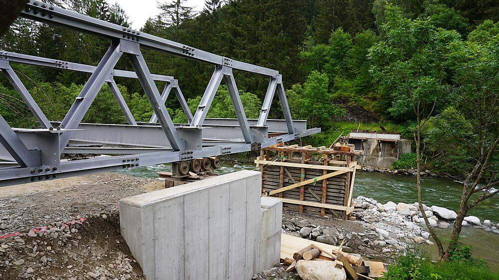 Die Brückenbauarbeiten starteten am Montag