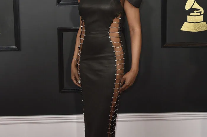 "Orange is the New Black"- Star Laverne Cox ist ein richtiger Hingucker. Schwarzes Leder kombiniert mit Dutzenden Silberkettchen und einseitig schulterfrei.