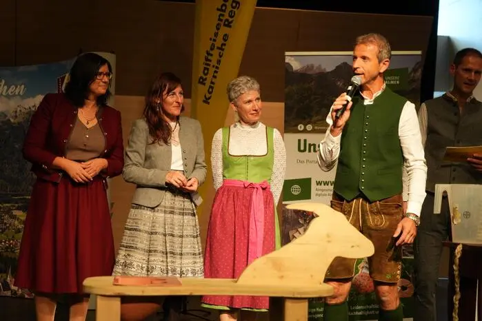 Sara Schaar, Sabrina Kalser, Inge Kristler werden von  Robert Wutte auf einen Melkwettbewerb vorbereitet