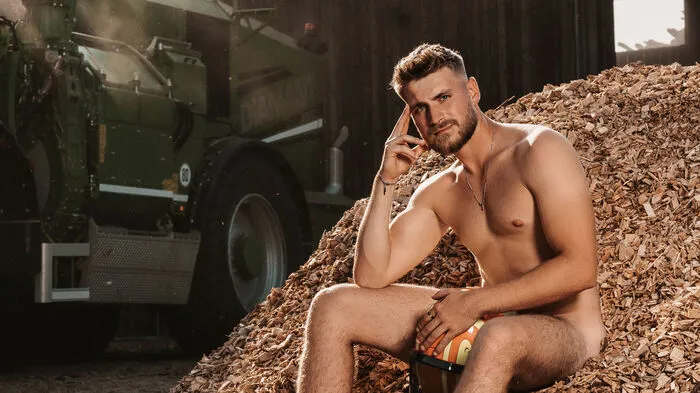 Bereits zum 24. Mal wurde heuer der Jungbauernkalender erstellt. Auf Höfen rund um die Therme Loipersdorf entstanden die Fotos von Girls-Edition-Fotograf Daniel Schalhas und Men-Edition-Fotografin Renata Horvath. Elias Amerhauser aus Oberösterreich wird im Kalender im Monat April zu sehen sein. Er ist ausgebildeter, landwirtschaftlicher Facharbeiter und hat an der BOKU in Wien studiert. Seine Familie betreibt im Nebenerwerb einen Legehühnerbetrieb, eine Imkerei und eine Forstwirtschaft.