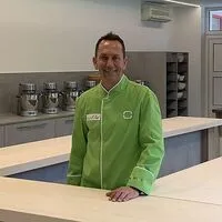 Frisch gebackener Schuldirektor in der brandneuen Backschule: Christian Ofner