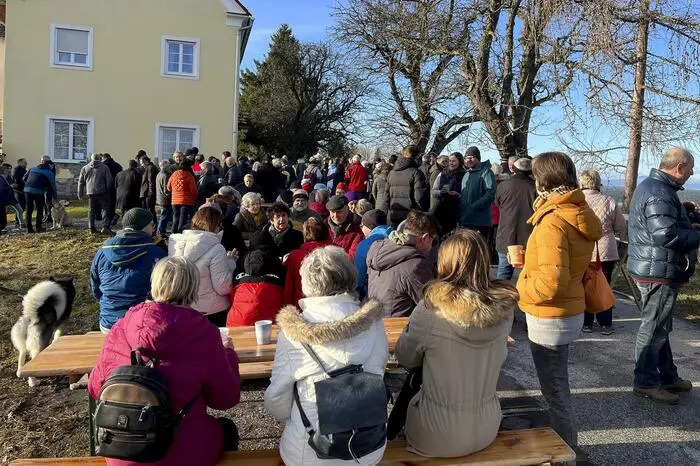Sein besonderer Dank galt dabei dem Verein „Kulturaussichten Stadtbergen“ mit Gabi Jahn, die dankenswerter Weise diesen Platz zur Verfügung stellte und den vielen helfenden Händen im Hintergrund. 