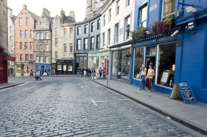 Das Zentrum von Edinburgh erkundet man idealerweise zu Fuß. Umso besser, wenn man einen Ortskundigen an seiner Seite hat, der die Stadt wie seine Westentasche kennt. Hier stehen verschiedene thematische Stadtspaziergänge zur Auswahl – viele Anbieter arbeiten ausschließlich auf Trinkgeldbasis.