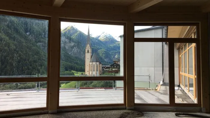Im Frühsommer 2020 wird das "Welcome Center - Haus der Steinböcke" in Heiligenblut eröffnet. Neben einer Dauerausstellung, die sich um die Themenkreise Steinböcke und Großglockner dreht, wird auch das Nationalparkzentrum dort seinen Sitz haben. Die Sparkassenprivatstiftung unter dem Vorsitzenden Johann Krainer und dem Vorstandsdirektor der Kärntner Sparkasse, Siegfried Huber, gewährt 250.000 Euro als Förderung. Der Verein "Freunde des Nationalparks Hohe Tauern" fördert das 4,6-Millionen-Projekt mit 1,5 Millionen Euro (unter Präsidentin Martina Hörmer).