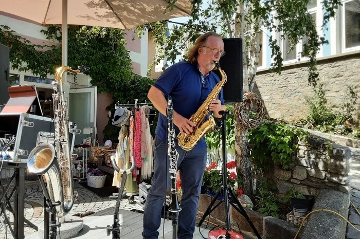 Rund 30 Aussteller und Mitwirkende von Kunsthandwerk, Musikgruppen und Kinderbetreuung machten die Stadt zu einer lebendigen Begegnungszone.  
