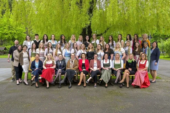 Die 5 b-Klasse: Melanie Feiel, Teresa Pirkner, Lena Purgstaller, Nadine Ragger, Sarah Dorner, Leonie Hansmann, Julia Koinig, Elena Reßler, Lisa Schweiger, Elisa Weber, Larissa Berchthaller, Jana Berger, Leonie Fasch, Jonas Hauser, Lena Klemmel, Chantal Kobald, Stefanie Kobald, Johanna Lankmair, Yvonne Rabensteiner, Daniela Seifter, Sadbere Shurdhaj und Lisa Vogt.