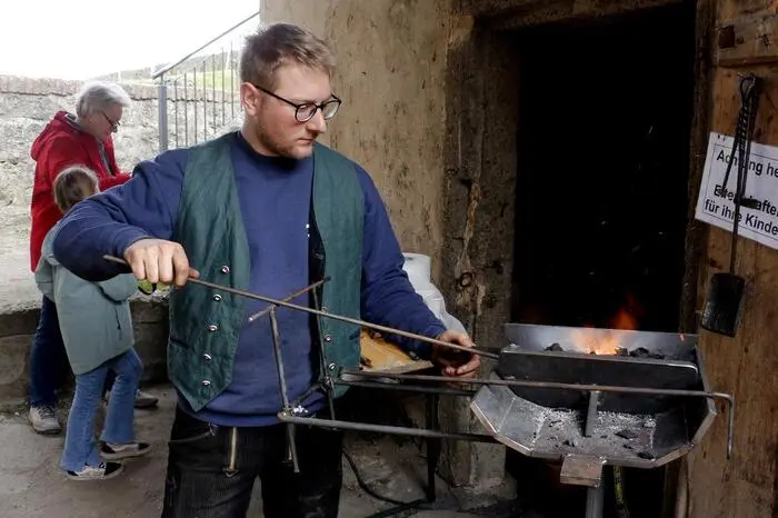 Beim Saisonauftakt glühte auch wieder der Stahl in der Burgschmiede