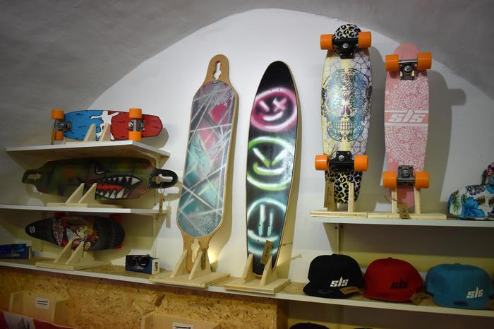 Die Skateboards im Geschäft stellt Wawruschka zum Großteil selbst her