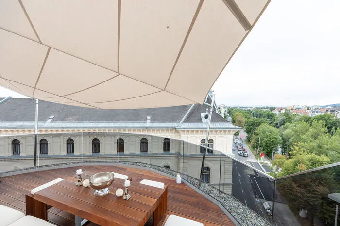 Es brauchte insgesamt drei Anläufe bis die Dachterrasse von der Altstadtkommission genehmigt wurde. Im August 2020 wurde sie schließlich fertiggestellt.