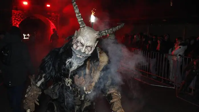 Im Schein der Fackeln und begleitet vom Klang der Glocken wurde das Veranstaltungszentrum in Leoben-Schladnitz zur angsteinflößenden Kulisse des Krampuslaufs der Massenburg Teifl.
