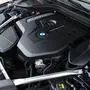 Blick in den Motorraum eines Fünfer-BMWs