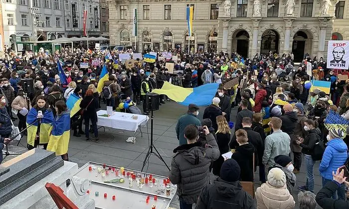 ABD0084_20220226 - GRAZ - ÖSTERREICH: Demonstration gegen den Einmarsch russischer Truppen in die Ukraine am Samstag, 26. Februar 2022, am Hauptplatz in Graz. - FOTO: APA/INGRID KORNBERGER