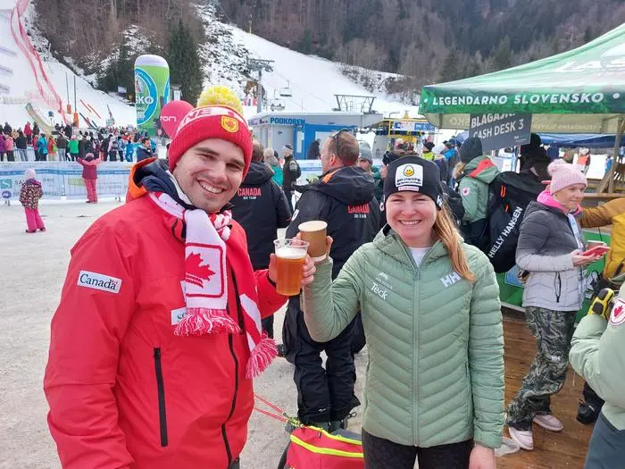 Auf den historischen Sieg: Michell stieß mit Weltcup-Siegerin Grenier an