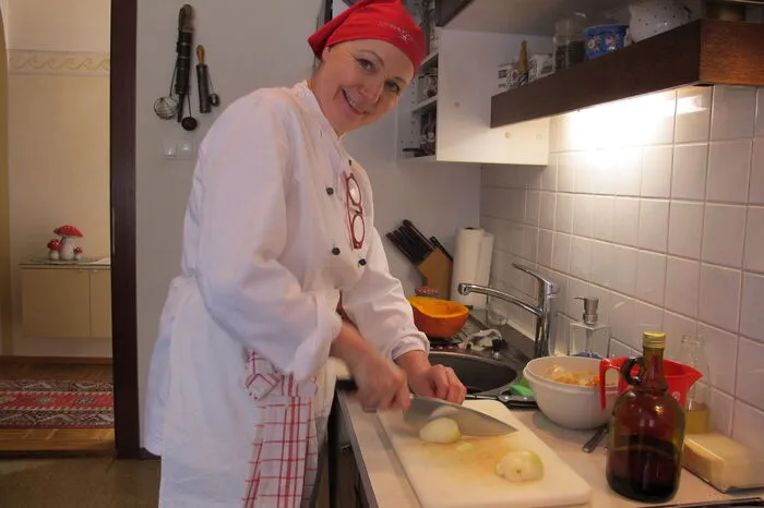 Gekonnt werden die Zwiebel geschnitten.