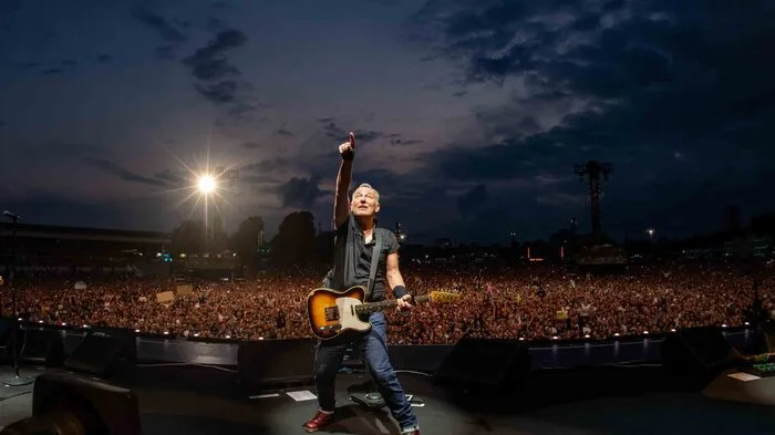 „Es verändert einen Song, wenn man ihn vor einem Live-Publikum spielt“, 
sagt Bruce Springsteen