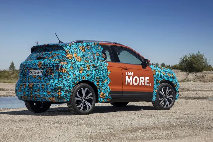 Das kompakteste SUV von Volkswagen misst 4107 Millimeter in der Länge und 1558 in der Höhe. Damit ist der T-Cross zwar größer als ein Polo, aber sie parken im gleichen Segment.
