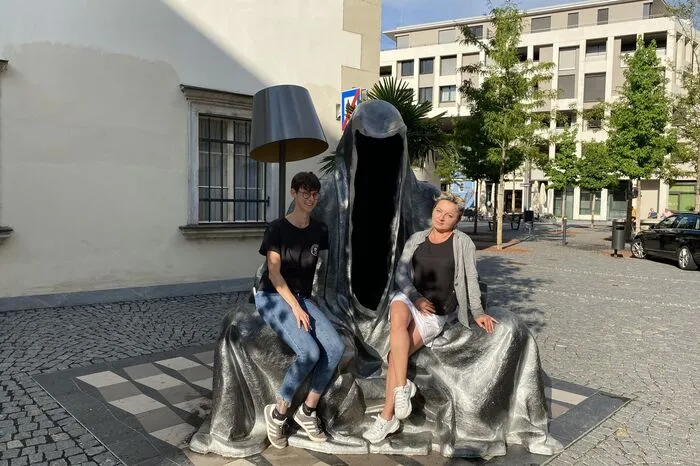 Stephanie Pinteritsch und Cristina Rohr nutzten gleich das neue Fotomotiv vor dem Rathaus
