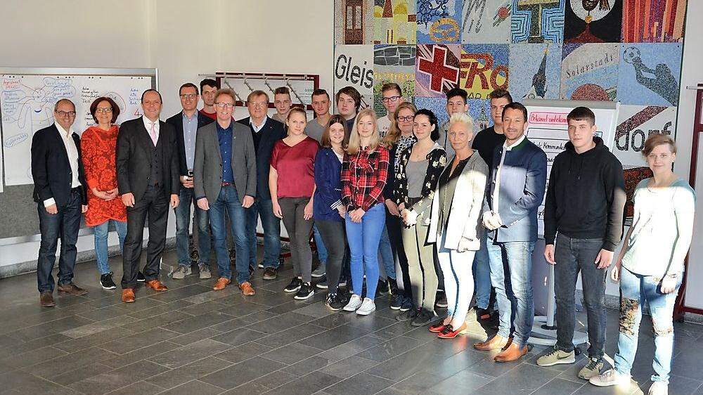 Lehrlinge, Ausbilder und Bürgermeister präsentierten den ersten Teil der Gleisdorfer Lehrlingsakademie