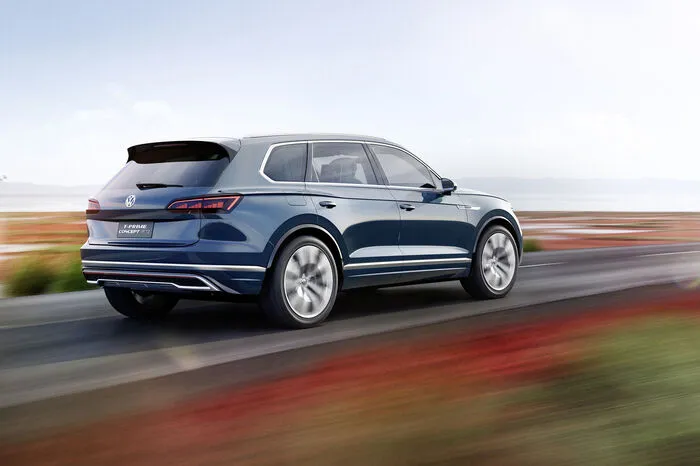 Die Studie des SUV steht mit Plug-in-Hybridantrieb am Messestand. Das System klotzt mit einer Systemleistung von 380 PS und einem vereinten Drehmoment von satten 700 Newtonmetern. Dennoch soll der Touareg mit dieser Motorisierung (im äußerst pluginhybridfreundlichen NEFZ-Zyklus) einen Schnittverbrauch von weniger als 3 Litern einfahren. Die rein elektrische Reichweite des Teilzeitstromers liegt bei bis zu 50 Kilometern. Den Standardsprint von 0 auf 100 absolviert der Hüne in 6 Sekunden, die Spitzengeschwindigkeit liegt bei 224 km/h. Einen Termin für den Marktstart haben die Wolfsburger noch nicht verraten.