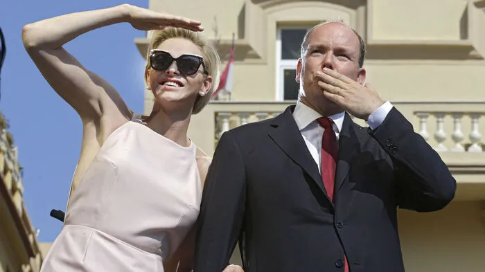 Mit einem musikalischen Abend vor dem üppig beflaggten Palast haben 2015 in Monaco die Feierlichkeit zum zehnjährigen Amtsjubiläum von Fürst Albert II. (57) begonnen.